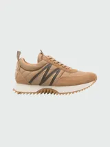Zapatillas de ante Pacey de Moncler en tonos neutros como blanco, beige y tostado. Presentan una combinación de texturas con inserciones de gamuza y detalles laterales característicos de la marca.