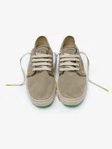 Championes Satorisan modelo Heisei Gaia, color verde caqui, con cordones beige y suela de goma reciclada.