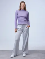 Pantalón tipo jogger de modal, color gris melange, de tiro alto con pretina ancha elastizada y lazo de ajuste. Presenta pierna ancha y bolsillos inclinados delanteros.