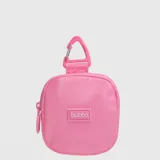 Estuche para audífonos Bubba color rosado, de diseño compacto con cierre y gancho mosquetón de plástico superior.