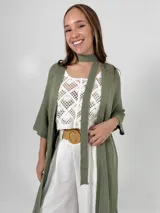 Saco tipo kimono color beige, confeccionado en hilo italiano, de manga corta y corte holgado. Incluye lazo para usar como choker o cinturón.