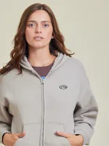 Canguro con cierre color gris topo, con capucha y logo bordado en el pecho.