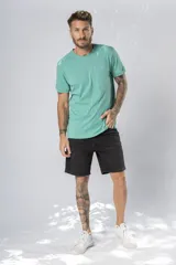 Remera de algodón color verde agua, con cuello redondo, mangas cortas y un bolsillo frontal en el pecho.