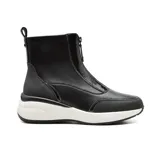 Botín negro de cuero sintético con plataforma blanca y cierre frontal con cremallera.