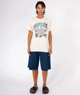 Camiseta de algodón color rojo oscuro con lavado especial, cuello redondo y manga corta. Presenta un estampado frontal con la frase "GIRLS'N ROSES" en tipografía curva y una rosa grande en el centro.