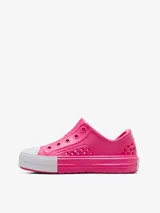 Zapatilla rosa de goma con puntera blanca y orificios de ventilación.
