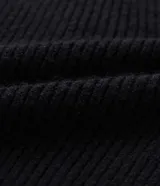 Cardigan abierto de punto, color negro, con escote en V, manga larga y bolsillos delanteros.