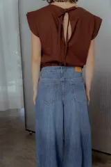 Jean wide leg de tiro medio y corte holgado con piernas muy anchas, confeccionado en denim de lavado azul medio.