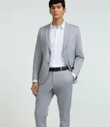 Pantalón de vestir azul marino, de corte recto, con cintura con trabillas, cierre tradicional con vista oculta y bolsillos laterales.