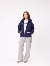 Pantalon de jogging de corte recto color gris melange, con cintura elastizada con cordón de ajuste y bolsillos laterales tipo cargo con solapa.