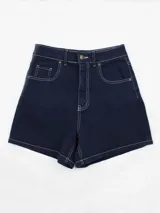 Short de jean azul oscuro con costuras blancas contrastantes, tiro alto y corte recto.