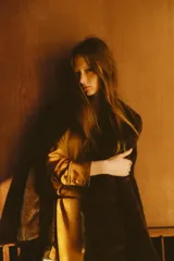 Jean de tiro alto con corte acampanado desde la rodilla. Presenta bolsillos tipo parche en la parte frontal y cierre con botón metálico.