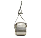 Bandolera pequeña de cuero metalizado con base peltre o plata. Combinación de tres tonos metalizados: plata, peltre y platino. Correa regulable y bolsillo interior.