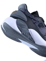 Championes de básquetbol Umbro modelo Dribble, con diseño de camuflaje en tonos grises y negros. Presentan una entresuela blanca con detalles geométricos en gris y suela de goma, ideales para un rendimiento óptimo en la cancha.