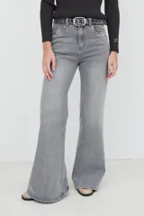 Jean de corte wide leg en color gris con lavado desgastado, tiro medio y cierre frontal con botón y cremallera.