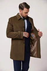 Abrigo clásico de paño azul marino, con cuello solapa, cierre frontal con botones y bolsillos laterales.