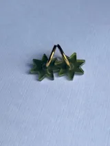 Aros de argolla pequeña con dije en forma de estrella de ocho puntas realizado en acrílico color verde oliva.