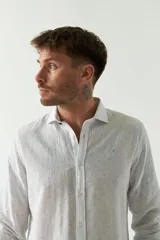 Camisa de manga larga color rosa claro con pequeños lunares azules, confeccionada en lino y algodón, de corte regular y logo bordado.