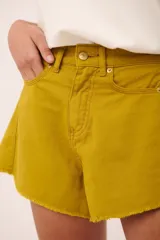 Short de jean azul oscuro, tiro alto, corte ancho y ruedo desflecado.