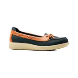 Zapato estilo náutico Korium Confort modelo Deka, confeccionado en lona color negro con detalles en cuero tostado y suela de goma beige. Cuenta con cordones decorativos y ojalillos metálicos.