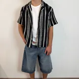 Bermuda de corte super baggy, con largo por debajo de las rodillas, confeccionada en denim de color negro con efecto lavado.