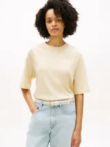 Remera de corte amplio y mangas anchas de Tommy Hilfiger, confeccionada en punto de puro algodón de color amarillo claro. Cuenta con cuello redondo y el logo de la marca estampado en el pecho.