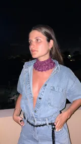 Gargantilla tejida a mano en crochet con seda viscosa color fucsia.