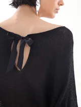 Sweater negro de lurex con escote bote y mangas 3/4.