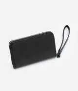 Billetera pequeña marca Satinato, color negro, confeccionada en PU con textura. Cuenta con cierre perimetral, divisiones internas y correa lateral de mano.