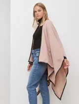 Ruana de tejido suave color azul oscuro, con vivos de ecocuero negro en los bordes.