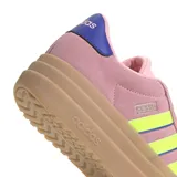 Championes Adidas modelo VL Court Bold, con diseño de plataforma elevada. Presentan una parte superior de gamuza en color rosado, con las icónicas tres tiras laterales en color verde neón y detalles en azul marino en el talón. La suela de plataforma es de goma en tono tostado.