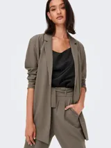 Blazer largo de punto elástico marca JDY, color beige, con cuello de solapas y diseño abierto sin botones.