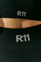 Calza larga tejida de morley color negro, sin costuras, con logo R11 en la cintura trasera a contratono.