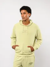 Canguro Umbro de felpa con capucha y cordones ajustables. Presenta el logo de la marca bordado en el pecho en color celeste y bolsillo frontal tipo canguro.