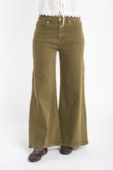 Jean de corte flare con tiro medio, confeccionado en tejido de algodón con costuras verticales decorativas en el frente.