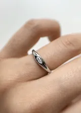 Anillo de plata 925 con una zirconia incrustada en forma de ojo de marquesa.