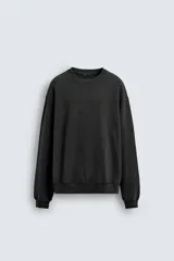 Sudadera de cuello redondo y manga larga con corte relajado. Presenta un acabado con efecto lavado y detalles en rib en puños y ruedo.