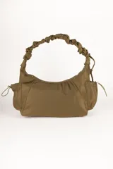 Bandolera color verde militar, con correa de hombro fruncida y bolsillos laterales.