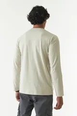 Remera de manga larga para hombre color beige, con cuello redondo y estampado en el frente. Confeccionada en algodón.