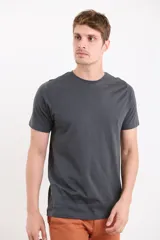 Remera de hombre color terracota, de manga corta y cuello redondo, con un pequeño logo bordado en el pecho.