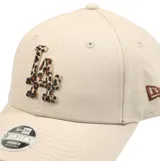Gorra New Era modelo 9Forty de color beige con diseño estructurado, visera curva y tira ajustable en la parte trasera. Cuenta con el logotipo de los Los Angeles Dodgers bordado en el frente con estampado animal print tipo leopardo y el flag de New Era bordado en el lateral.