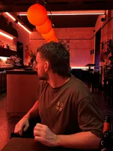 Remera marrón de corte oversize con estampado pequeño en el pecho.