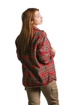 Camisa de viyela a cuadros, de manga larga, con cuello camisero y cierre frontal con botones.