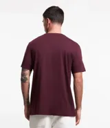 Remera de manga corta y cuello redondo, confeccionada en algodón peruano de alta calidad. Presenta un diseño liso y corte cómodo, ideal para uso diario.