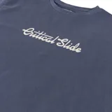 Remera de algodón azul con efecto sun-cured, cuello redondo, manga corta y estampa frontal con la marca "Critical Slide" en color blanco.