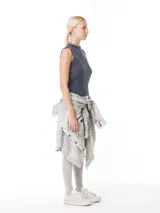 Musculosa azul de tejido de punto acanalado, corte entallado y cuello alto.