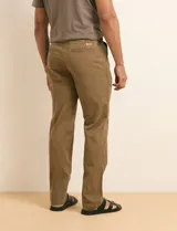 Pantalón clásico de corte recto, color azul marino, con bolsillos laterales inclinados y bolsillos traseros.
