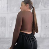 Remera blanca de tejido de punto acanalado, con cuello alto y abertura en el pecho.