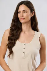 Musculosa azul marino con escote redondo y tirantes decorados con volados fruncidos.