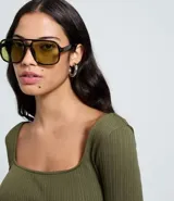 Body negro de manga larga, confeccionado en tejido de poliamida con elastano, con textura acanalada y escote cuadrado.